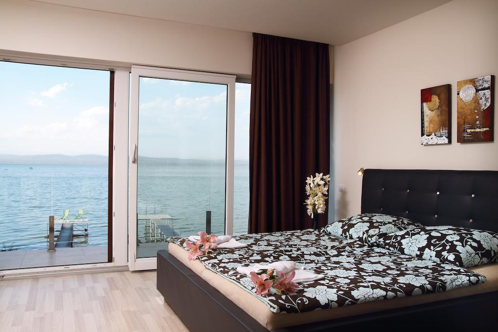 Aba Sea House Villa Балатонсарсо Стая снимка